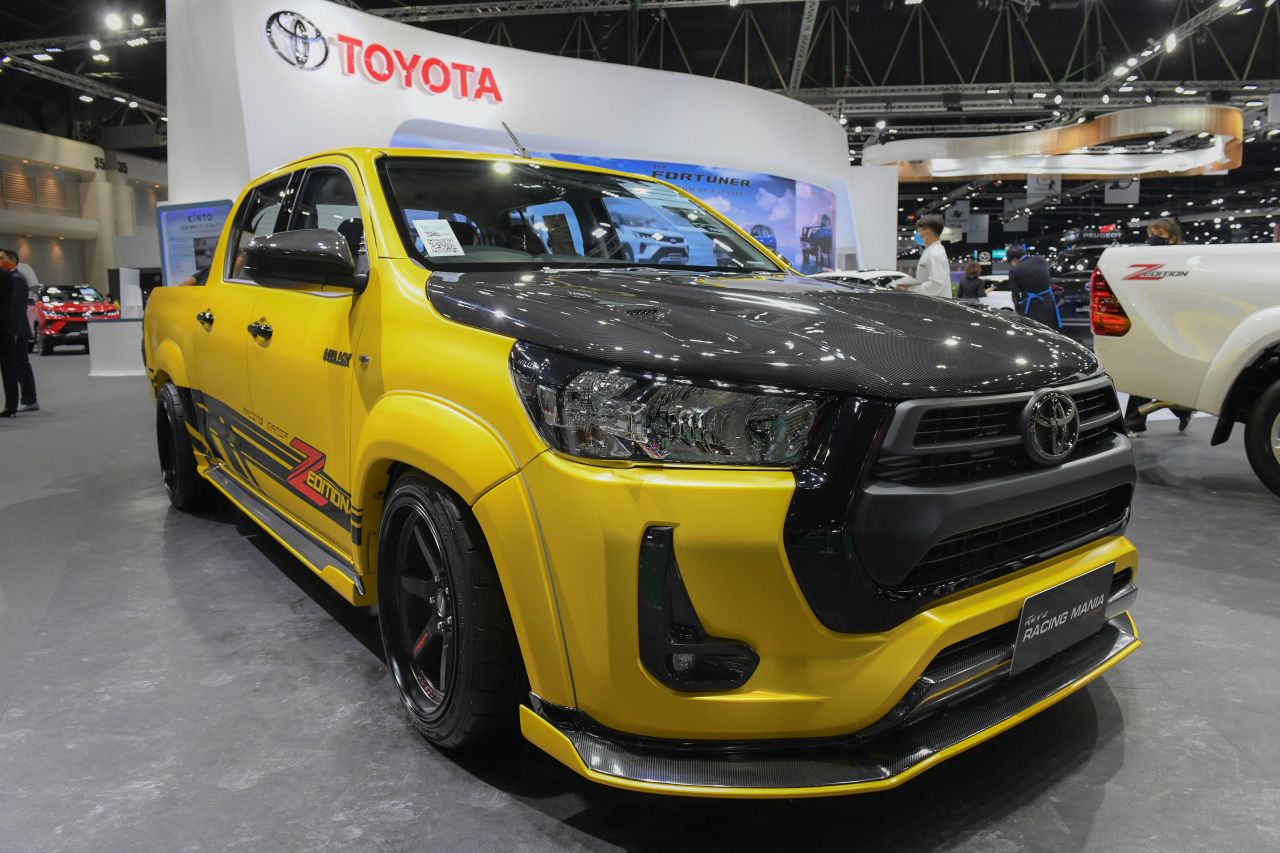 This slammed Toyota Hilux gets a carbon fiber diet Auto News