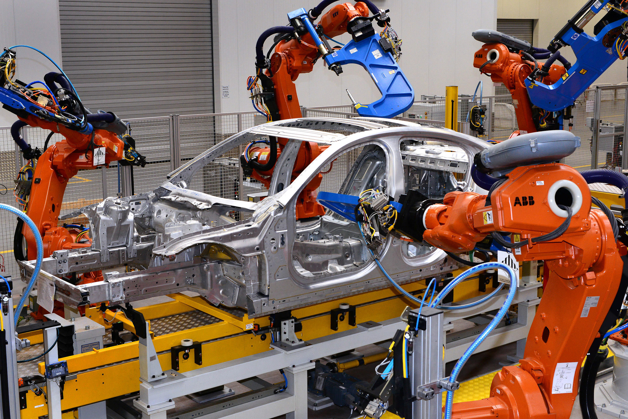 инженер. проектировщик роботов. какие создают будут техника. It технологии. современные технологии.